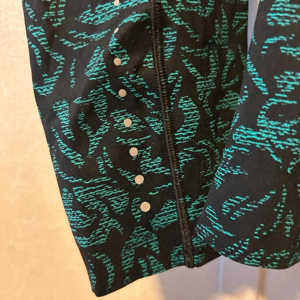 Lululemon Athletica | Black and Teal Patterned Leggings | Size 4